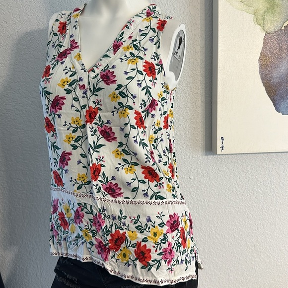 Old Navy Tops - Old Navy  Sleeveless V-Neck White Floral Blouse